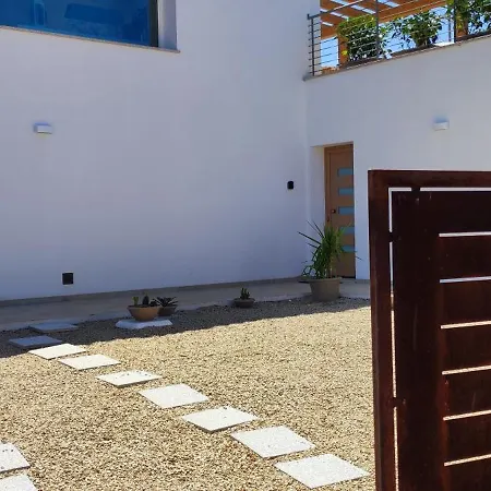 Jana Villa *